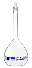 Cargar imagen en el visor de la galería, MATRAZ VOLUMÉTRICO (AFORADO) 2000ML, CLASE A, TAPÓN PLANO DE VIDRIO EISCO
